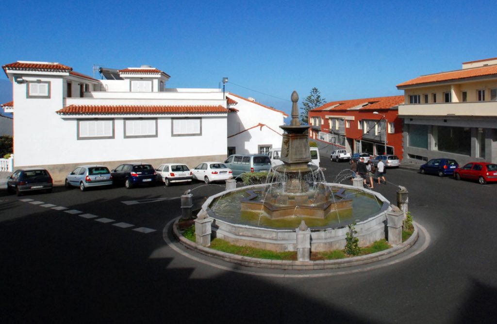 Springbrunnen vor der Kirche San Roque in Firgas Gran Canaria