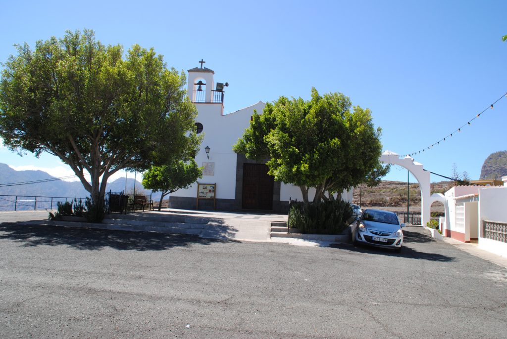 Die kleine Kirche mit Schatten spendenden Bäumen befindet sich direkt neben der GC 606