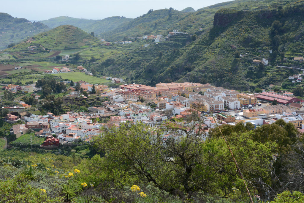 Blick auf die Stadt Vega de San Mateo in den Bergen von Gran Canaria