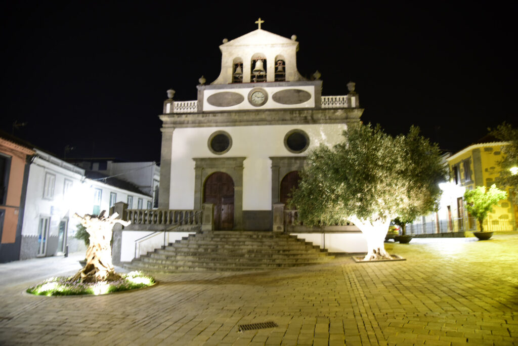 Kirche in San Mateo mit Vorplatz bei Nacht