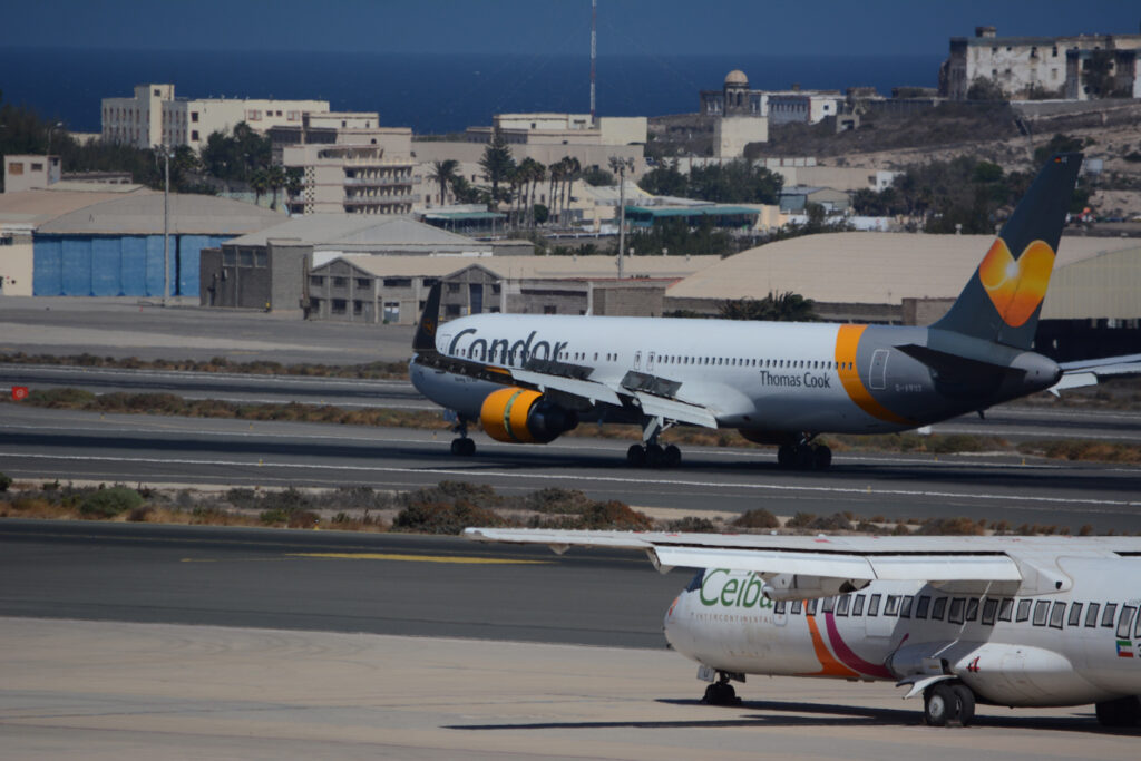 Landende Condor-Maschine auf dem Flughafen Gando, Las Palmas