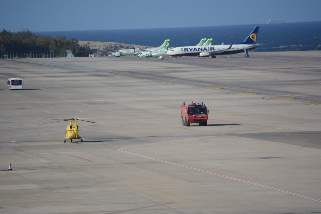 Rettungshubschrauber und Feuerwehr auf dem Flughafen Las Palmas