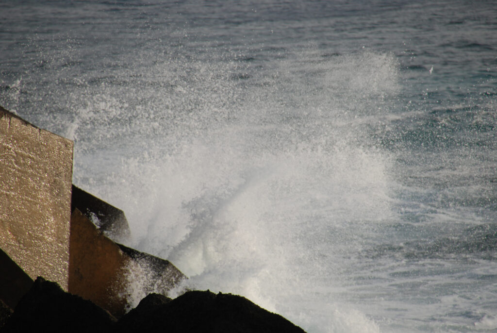 Wellenbrecher am Hafen von Agaete