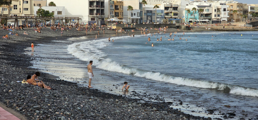 Badegäste am Stadtstrand von Playa Arinaga