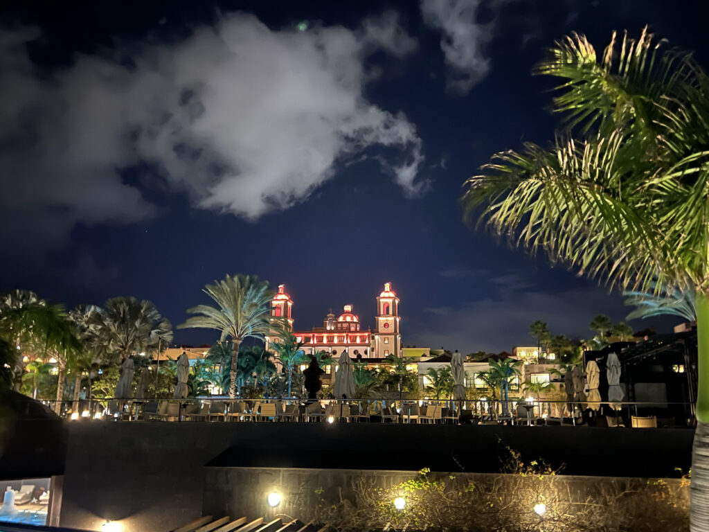 Hotel Lopesan Villa del Conde Resort & Thalasso in abendlichem Licht