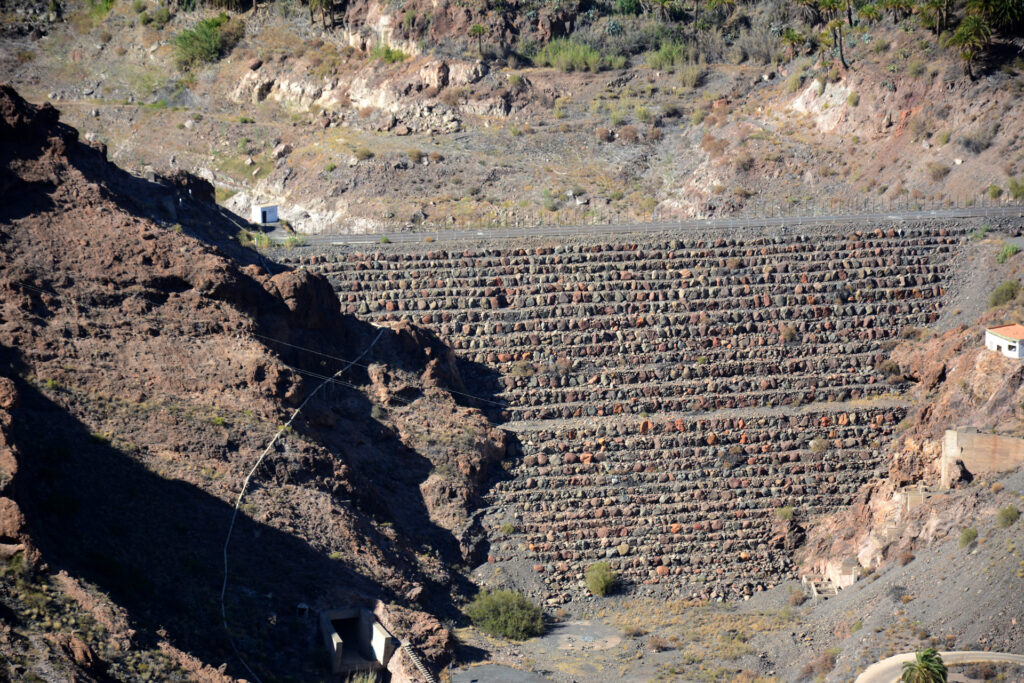 Blick auf die Staumauer des Presa La Sorrueda